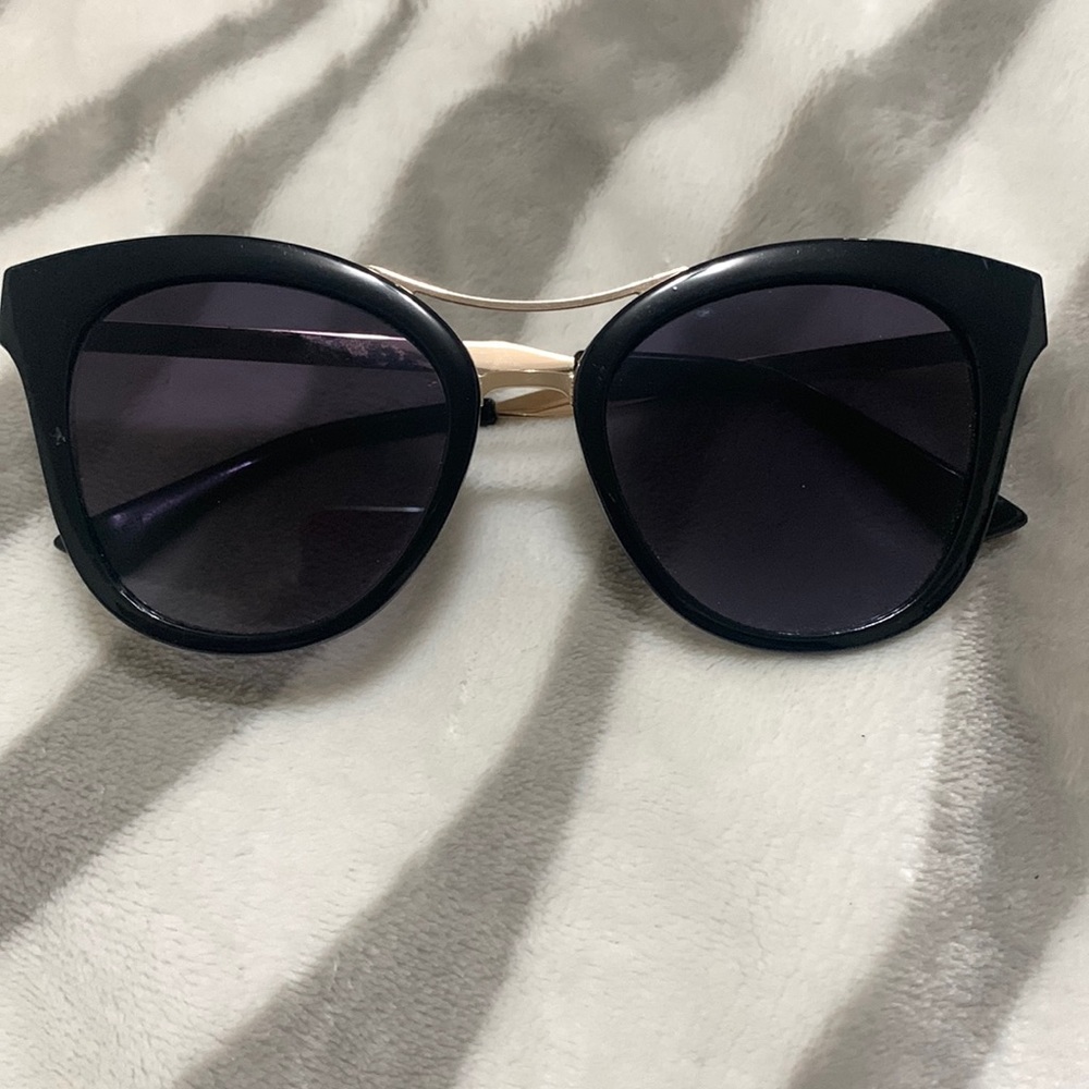 Beautiful Guess Cat Eye sunglasses.